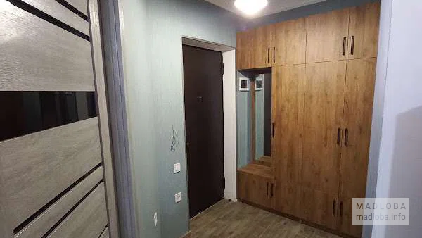 коридор в апартаментах The Yellow Brick Apartment