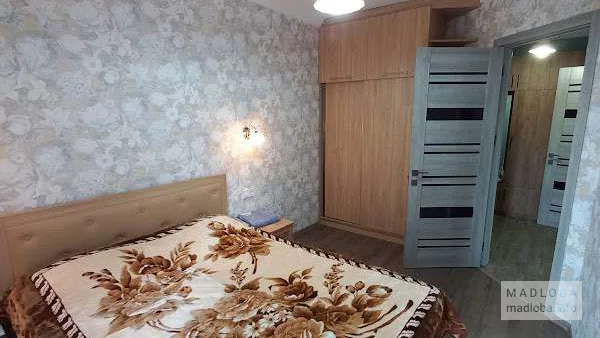 двуспальная кровать в номере The Yellow Brick Apartment