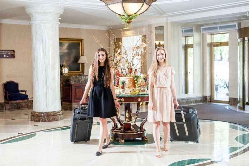 The_girls_arrived_at_the_hotel.max-800x600