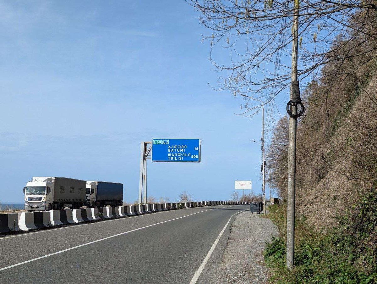The road from the border to the waterfall