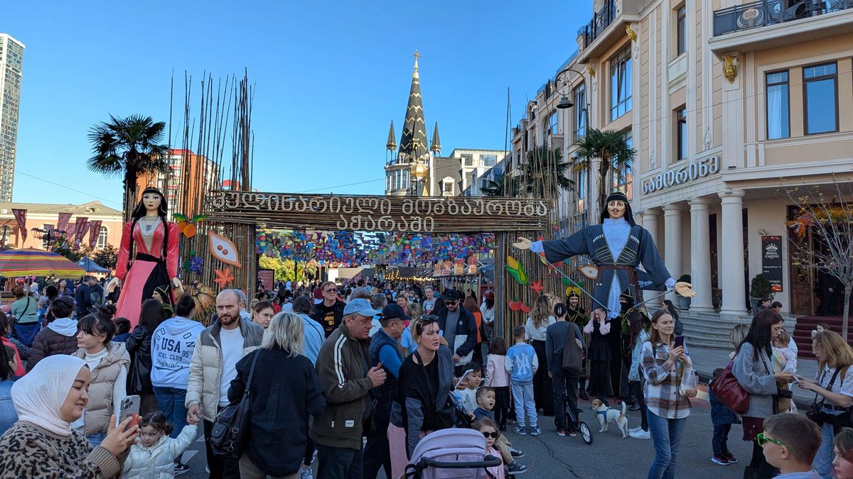 The town square in the colours of Gandagana