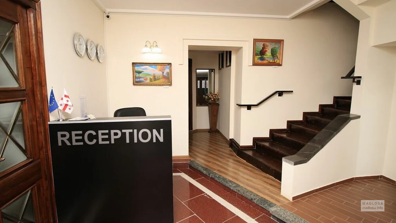 Ресепшен в отеле Tiflis House