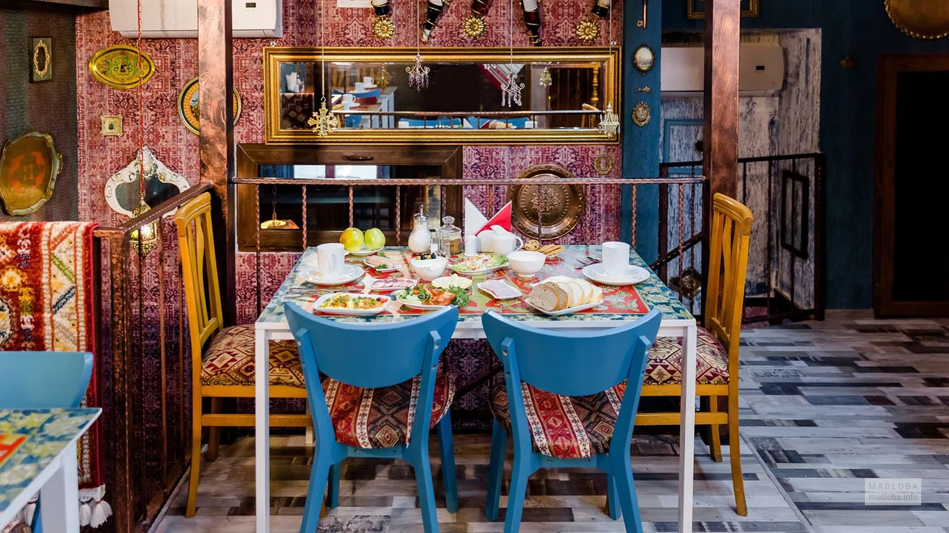 Столик с блюдами в ресторане Tiflis Inn Boutique Hotel