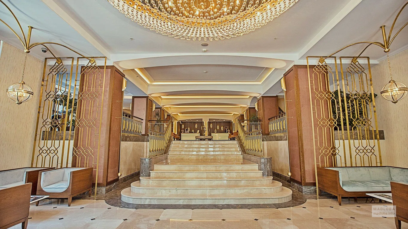 Лестница в фойе Tiflis Palace