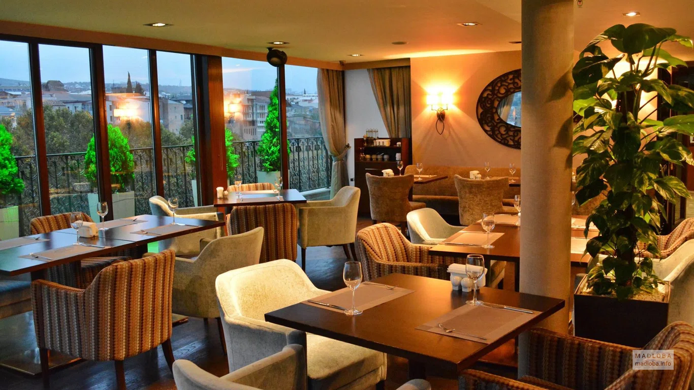 Столы в ресторане гостиницы Тифлис Палас