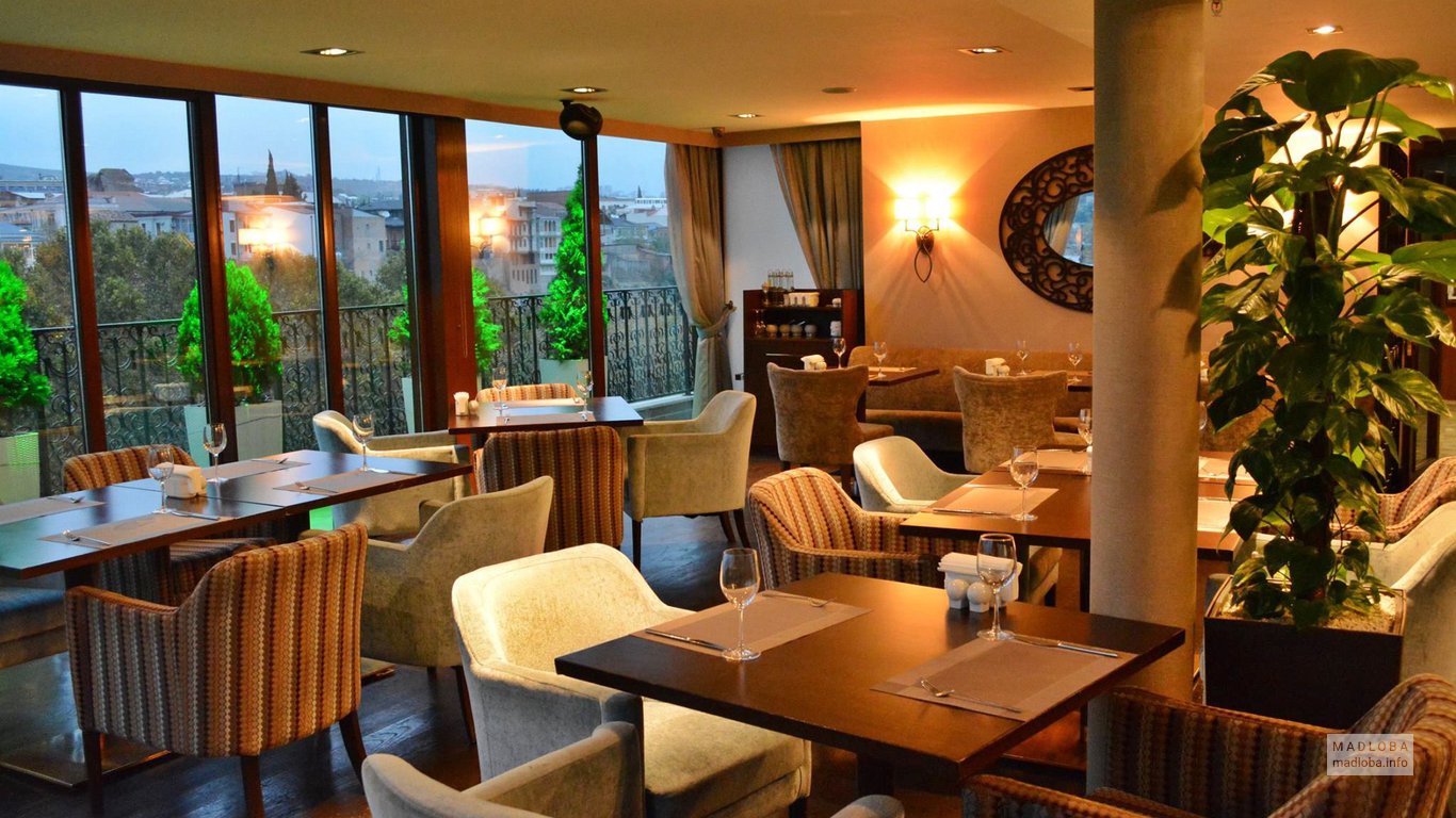 Столы в ресторане гостиницы Тифлис Палас