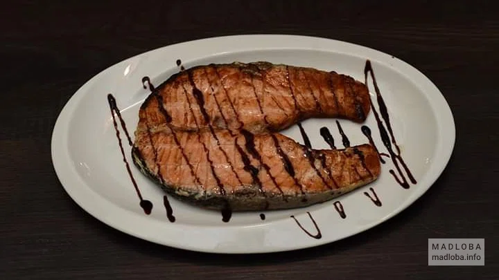 Стейк из рыбы в ресторане Tifliso