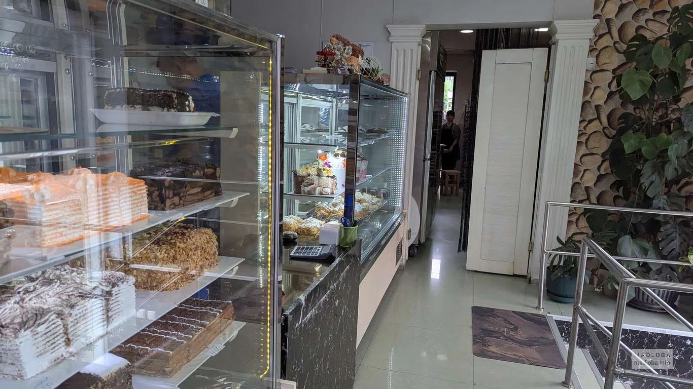 Магазин сладостей Tkbili Gemo в Батуми -торты, пирожные, сладости на Табидзе, 25