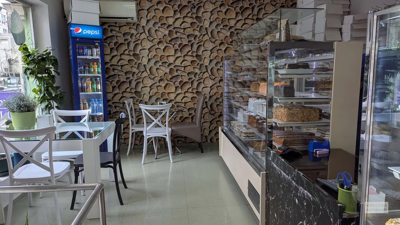 Столики в кондитерской Tkbili Gemo