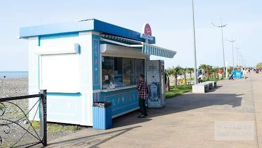 Tolia Ice Cream Батуми — мороженое, донаты и напитки у моря на ул. Химшиашвили
