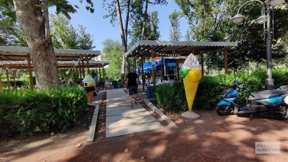 Ларек с мороженым Tolia на Чавчавадзе