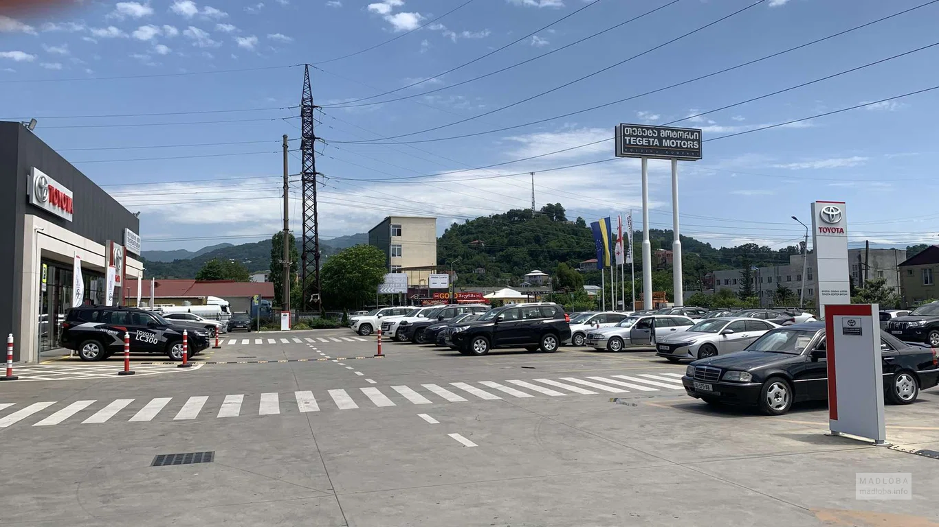 Парковка у Toyota Center Batumi