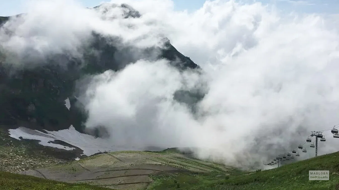 Подъем к облакам в горах с Travel Across Georgia
