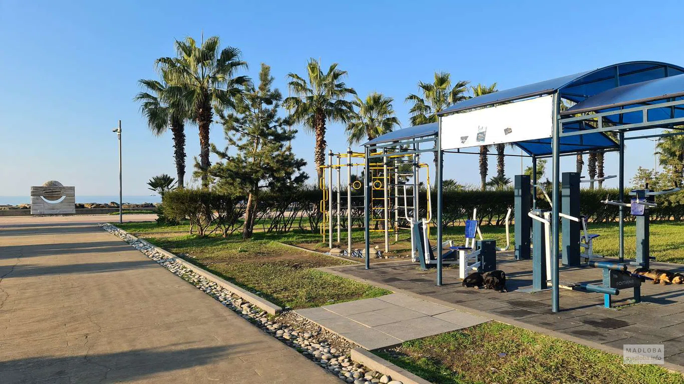 Exercise machines on Embankment No. 4 (in Lech and Maria Kaczynski Park)