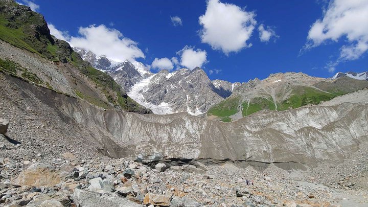 Trail to the Shkhara glacier