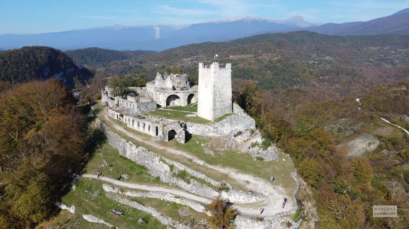 Tsebelda fortress. Абхазия крепость Анакопийская крепость. Анакопийская крепость новый Афон. Абхазия новый Афон крепость Анакопия. Новый Афон башня Анакопия.