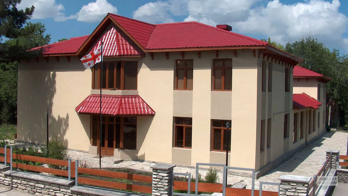 Фасад здания центра посетителей парка Вашловани