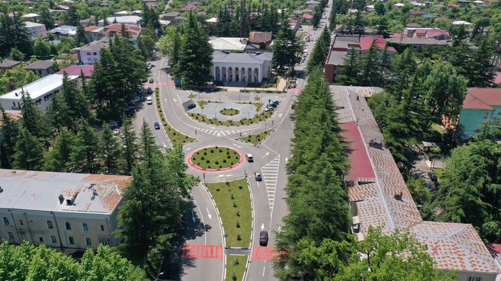 Центральная площадь Хони