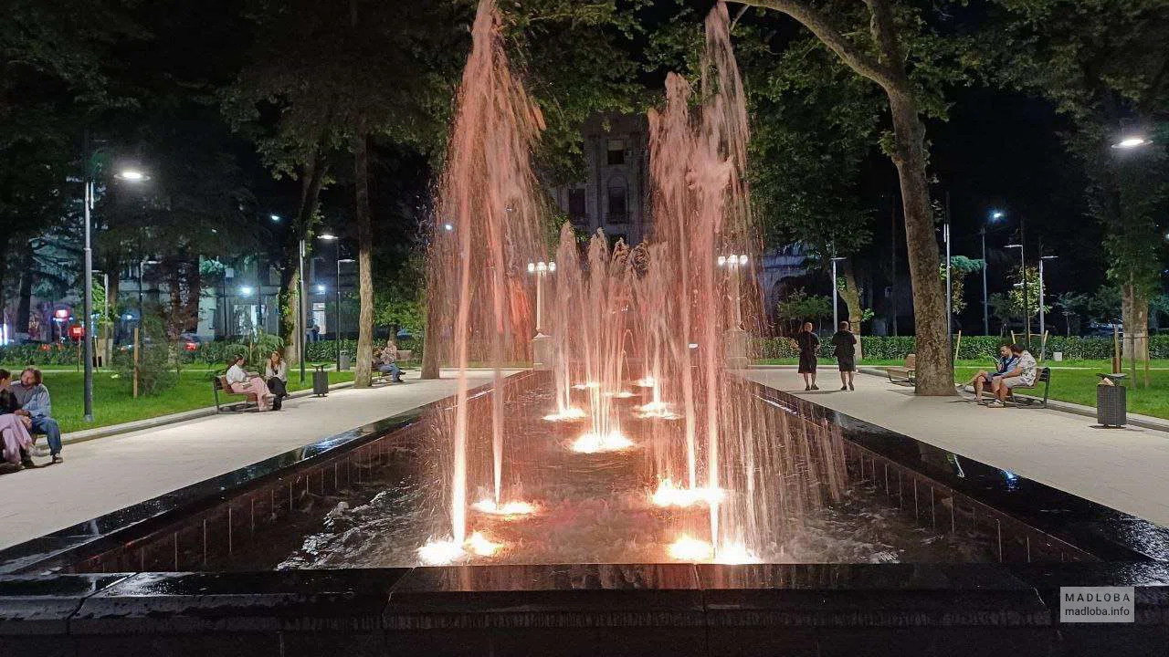 Красивые фонтаны в центральном парке Кутаиси