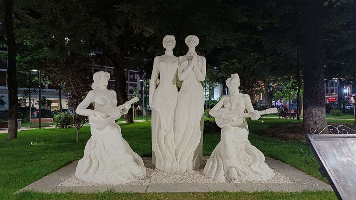 Скульптурная композиция "Сестры Ишхнели"