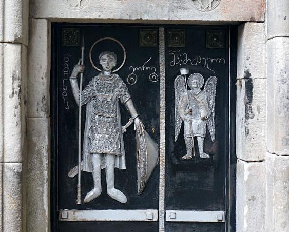 Черная дверь церкви с изображением Святого Георгия в Даба