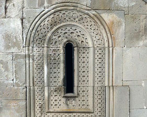 Узкое окно церкви в Даба