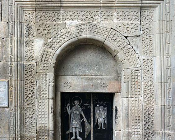 Вид на вход в церковь Святого Георгия в Даба