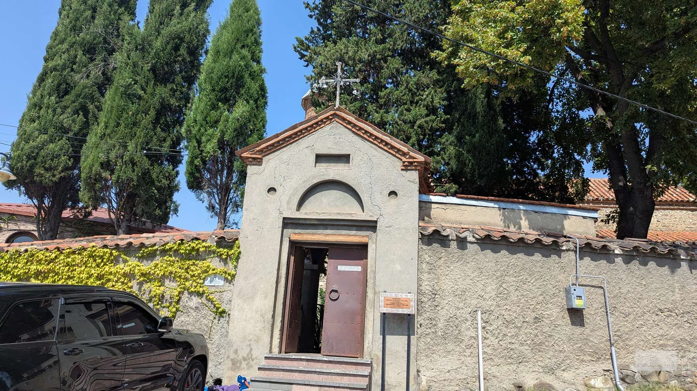 Вход в церковь Преображения Господня