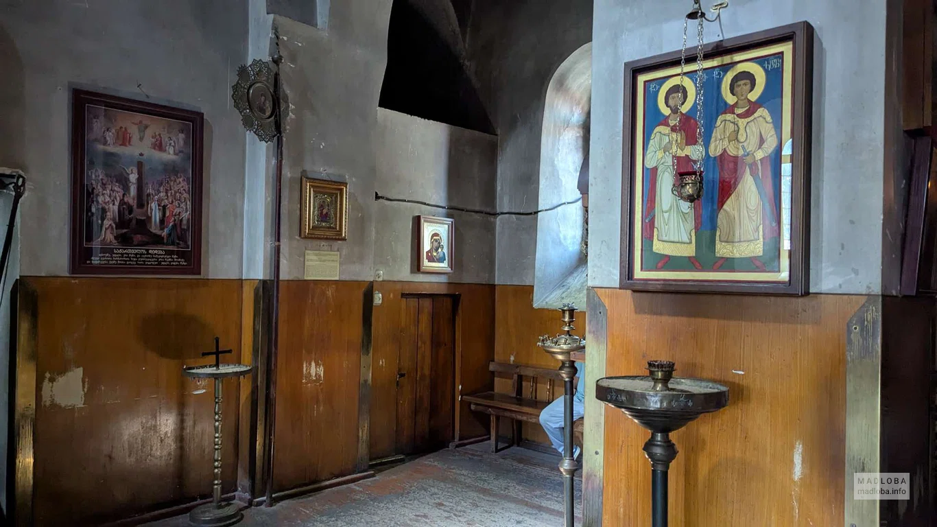 Внутренние иконы и свечи в храме