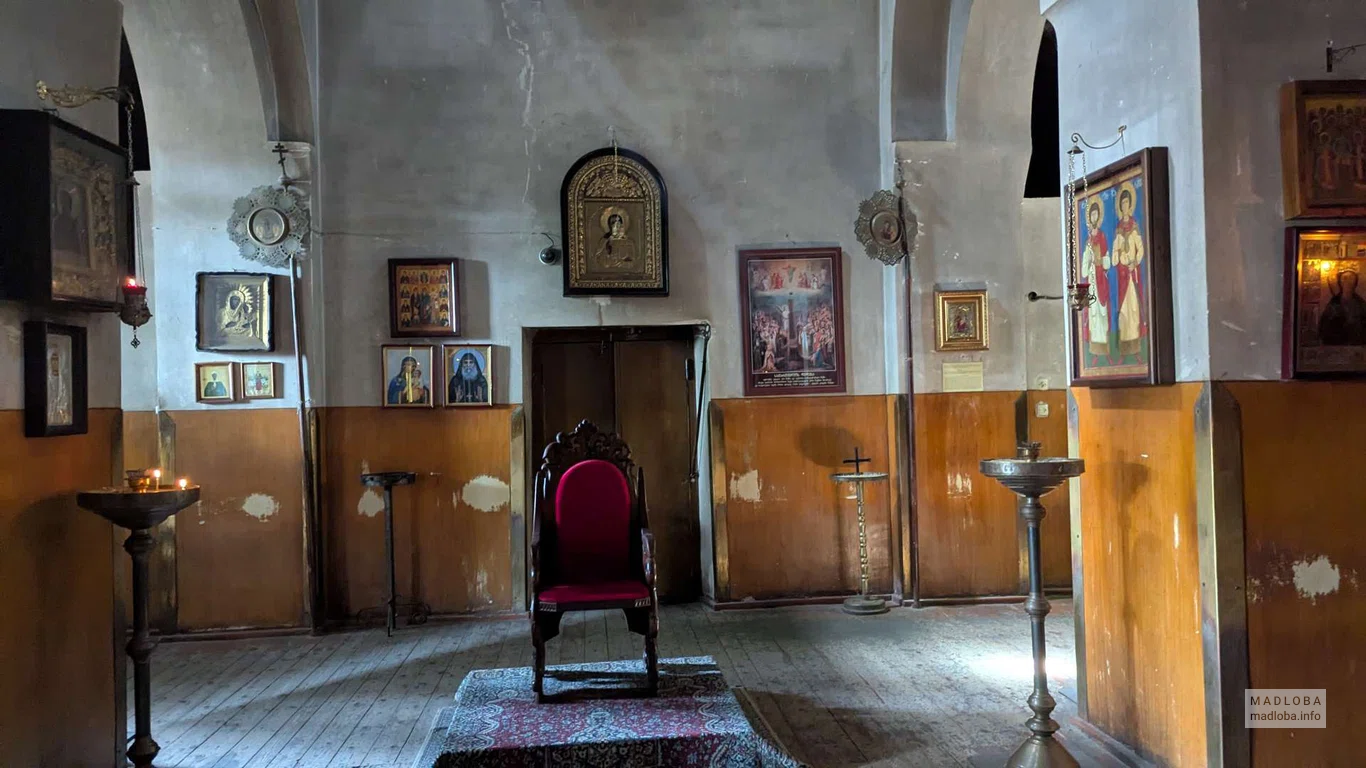 Зал церкви с креслом и иконами