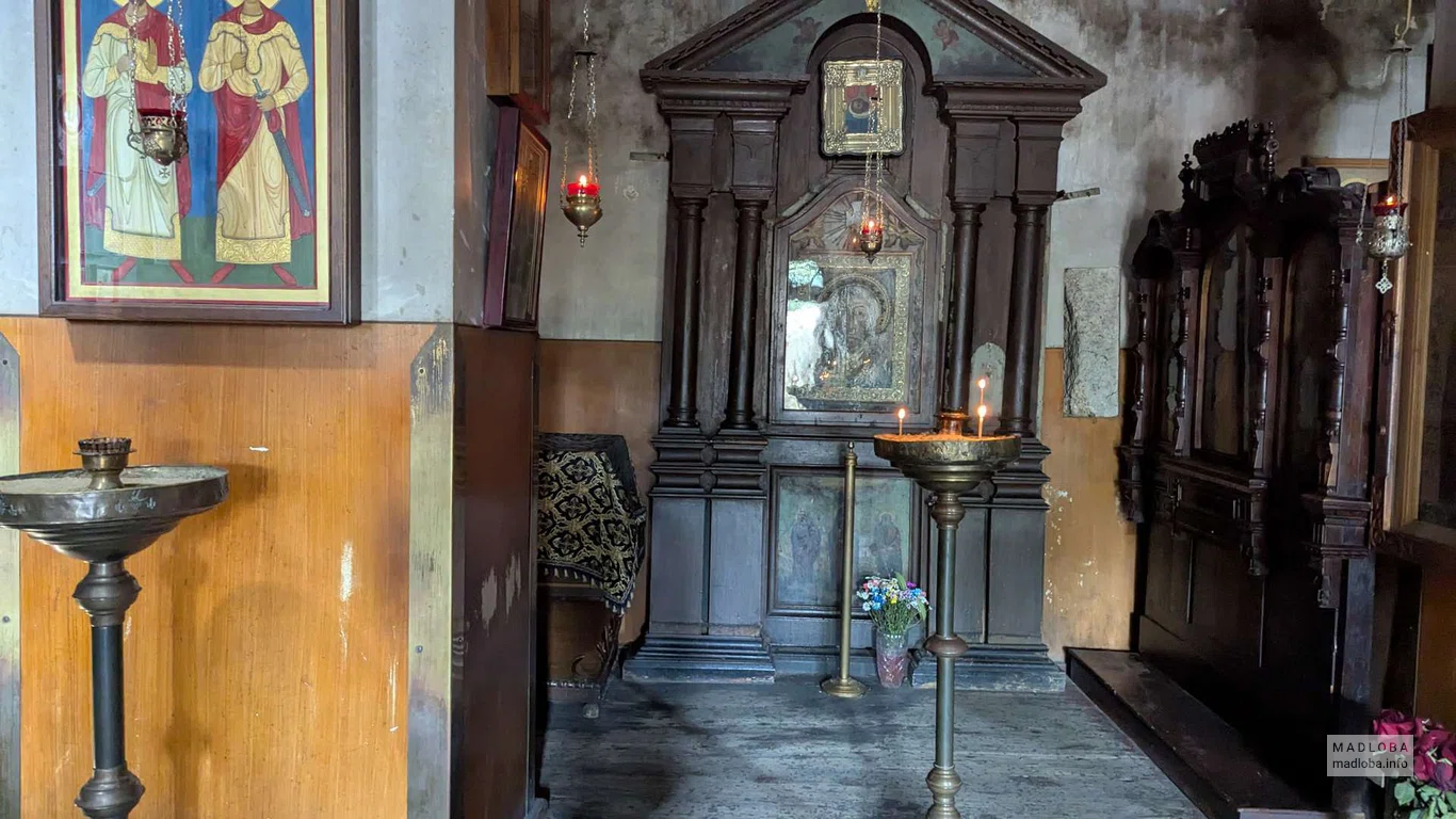 Интерьер церкви — иконостас и свечи