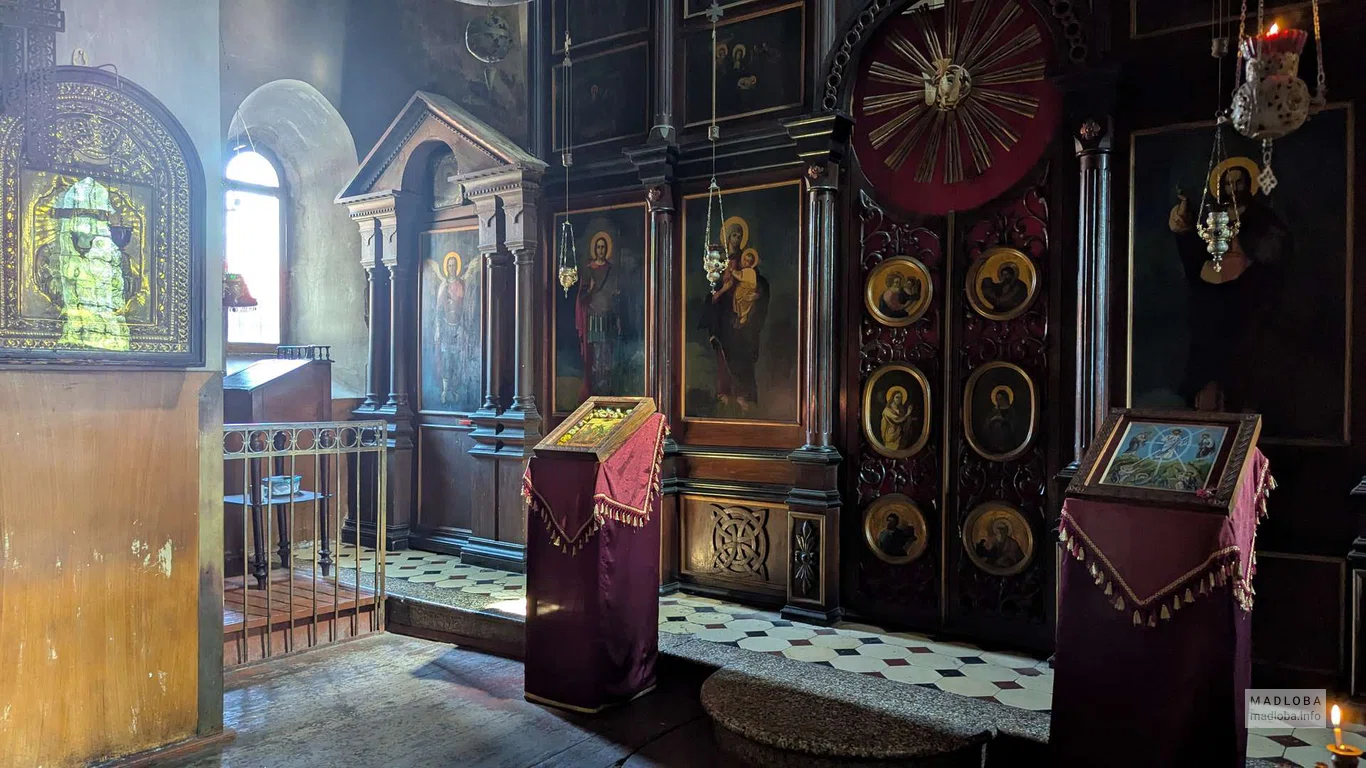 Иконостас и алтарная часть церкви