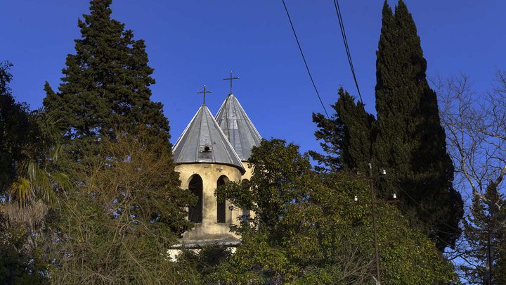 წმინდა სამების ეკლესია საფიჩხიის სასაფლაოზე