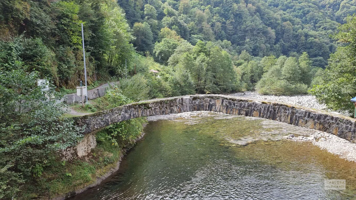 Цхемларский арочный мост над спокойной рекой