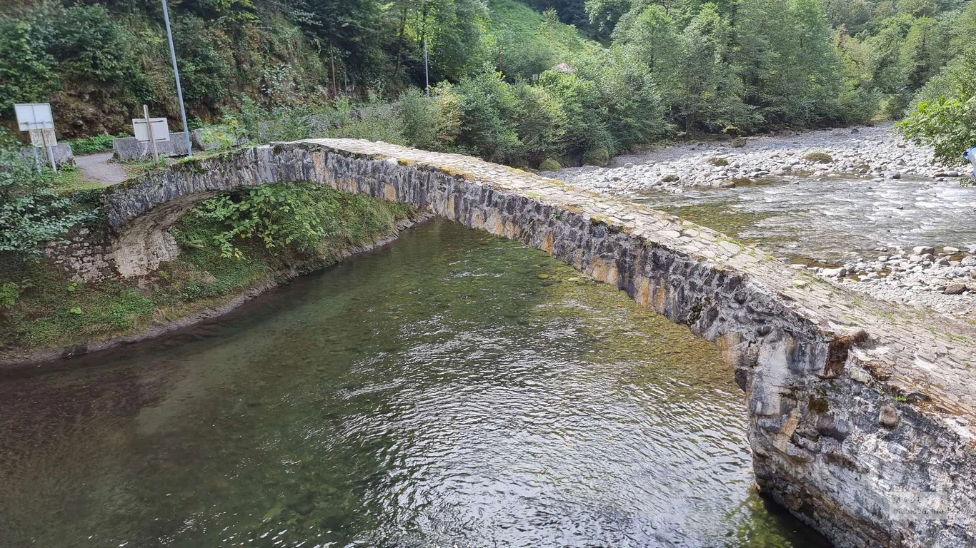 Прозрачная вода реки под Цхемларским арочным мостом