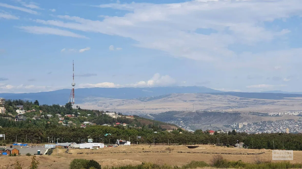 Большой мост Цхнети с видом на горы