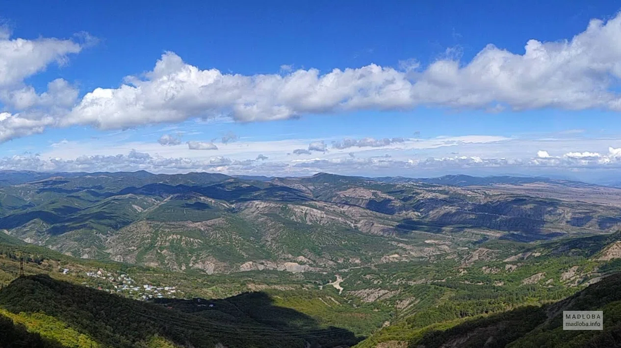 Большой мост Цхнети с видом на горы