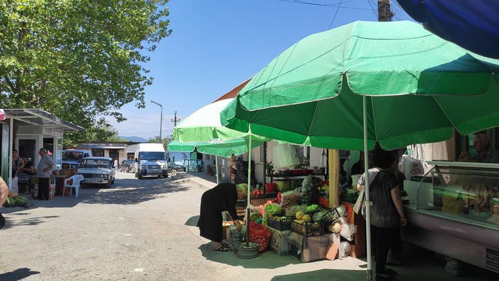 Tsnoris Bazari (Tavisufleb St., 3)