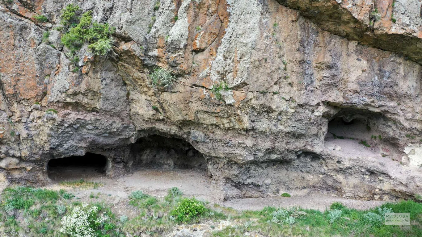 Вход в одну из хижин в пещере Цодвилт Кохеби