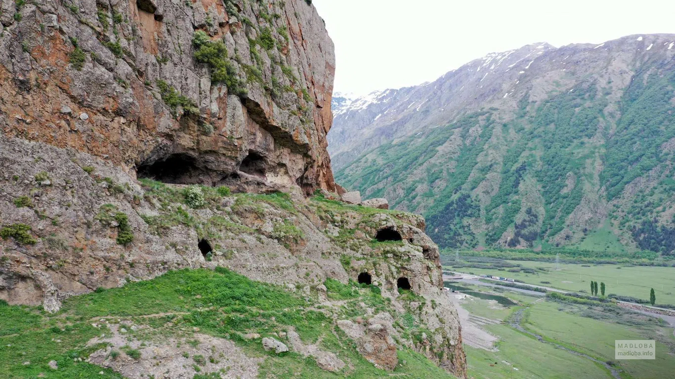 Вид на ущелье у пещер Цодвилт Кохеби