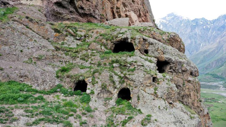 Tsodvilt Kohebi Caves (Sinner's Huts)