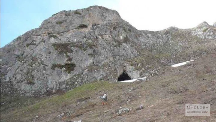 Вид на вход в Цонскую пещеру