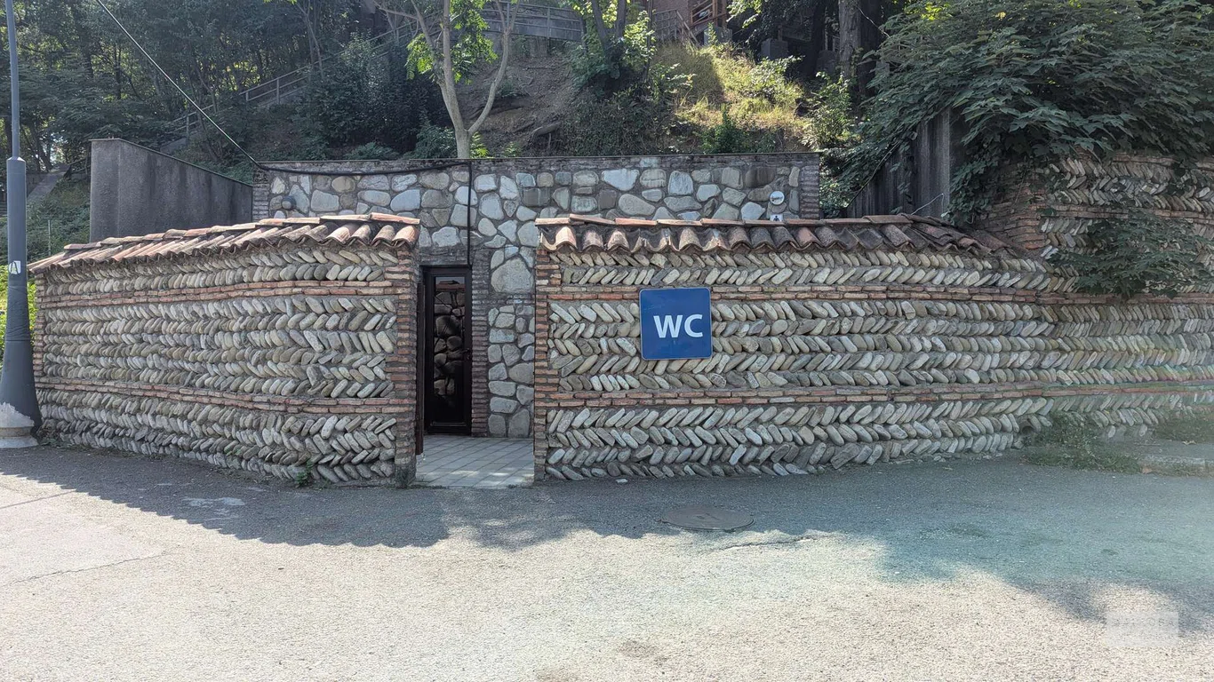 Платный туалет в Телави возле достопримечательности "Королевский источник"