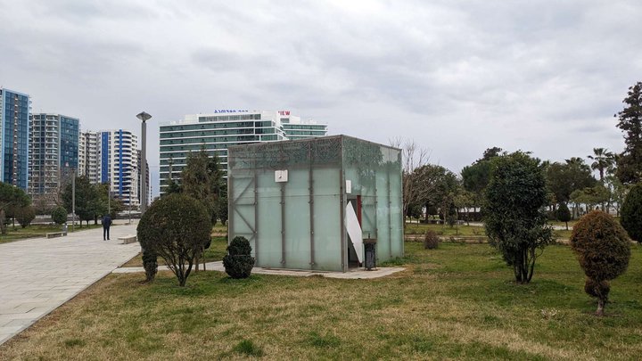 Платный туалет в парке Леха и Марии Качинських