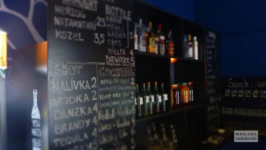 Мелованная доска с меню в Tubo Bar