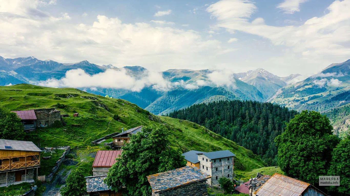 Панорамный вид на горы Кавказа в Тушети