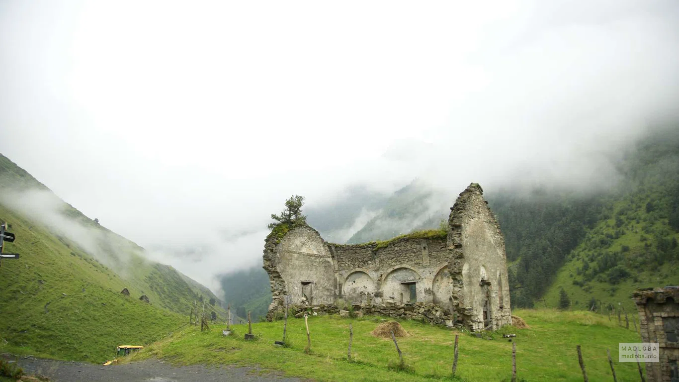 Руины здания в Тушетском национальном парке