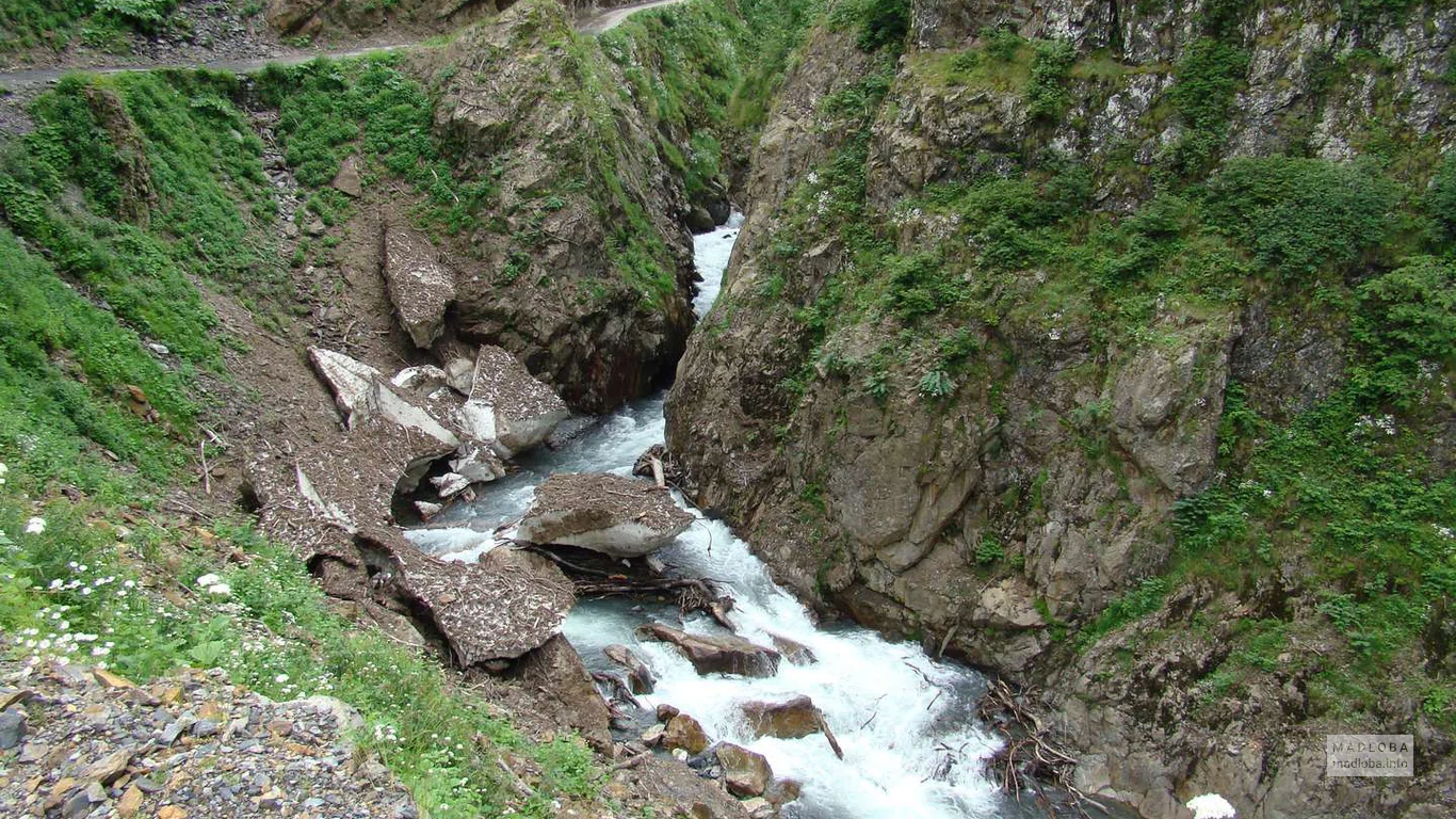 Река в ущелье в Тушетском национальном парке