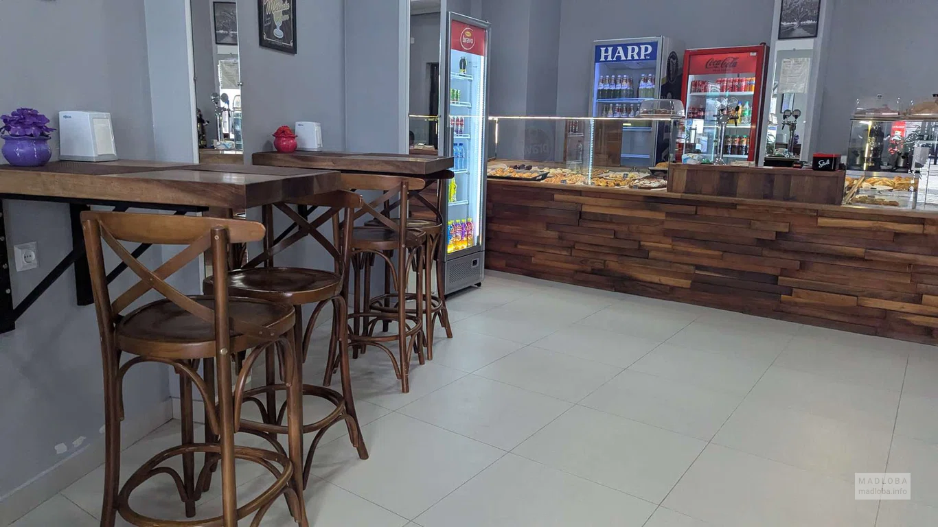 столики в кафе Tuta