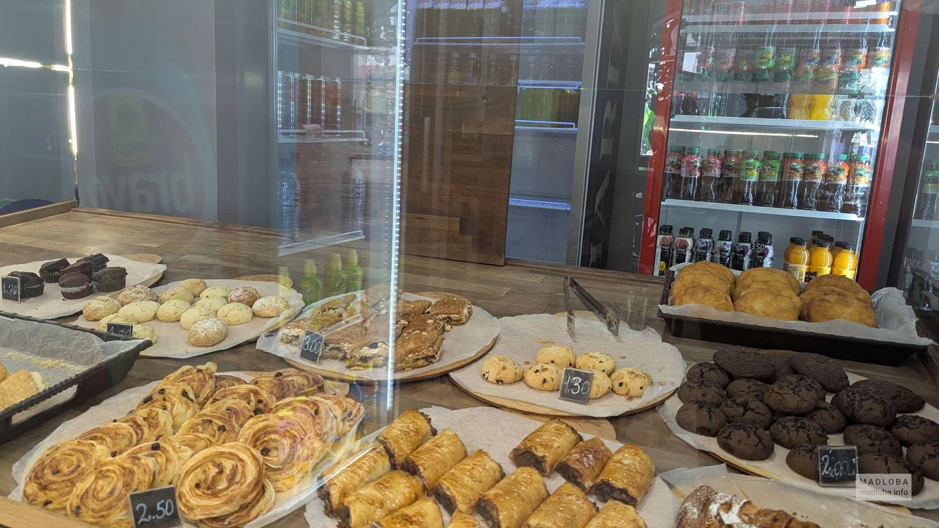 свежая выпечка и сладости в кафе Tuta